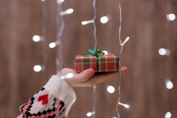 Mulher Mão Segurando Caixa Presente Através Grinalda Brilhante Natal — Fotografia de Stock