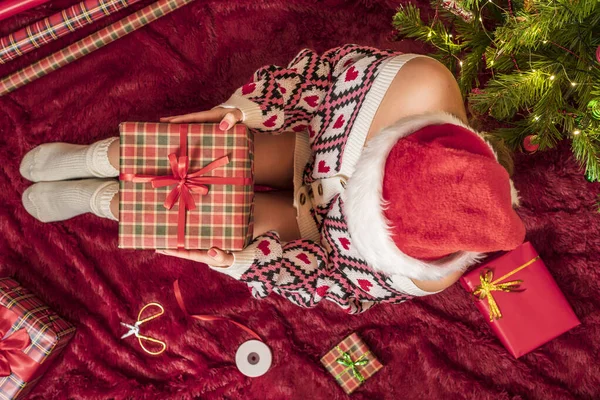 Vista Superior Mulher Com Caixa Presente Natal Nos Joelhos Presentes — Fotografia de Stock