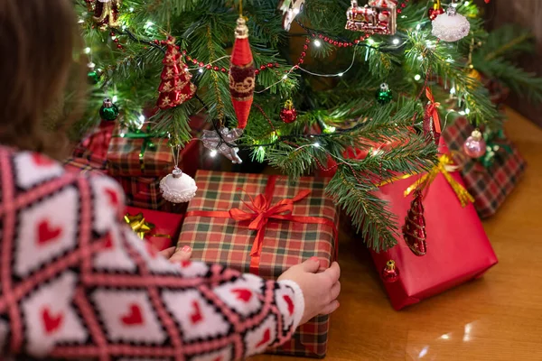 Γυναίκα Βάζει Κουτί Δώρου Κάτω Από Χριστουγεννιάτικο Δέντρο Δώρα Για — Φωτογραφία Αρχείου