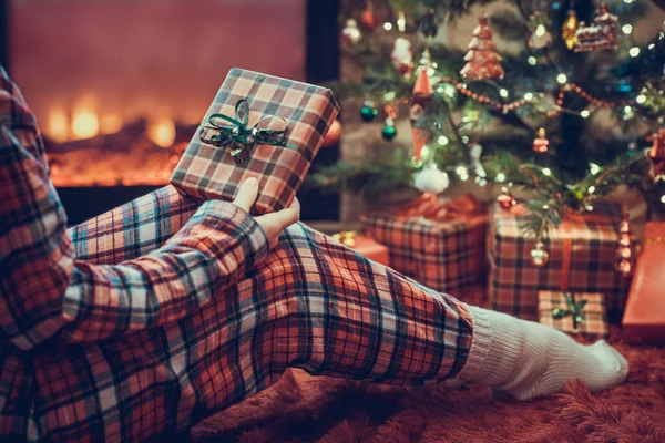 Mulher Pijama Com Caixa Presente Natal Mão Sentado Xadrez Macio — Fotografia de Stock