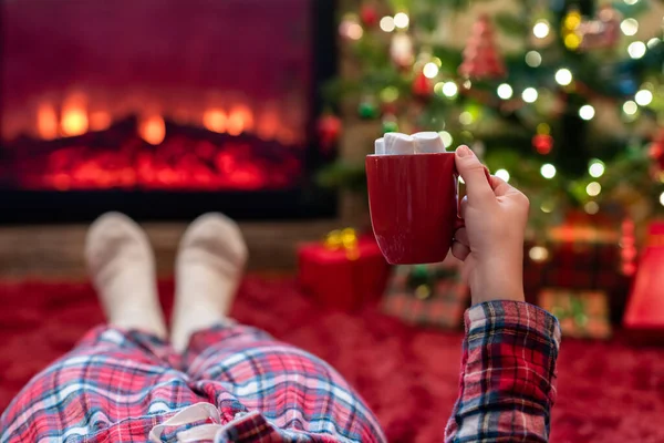 Vrouw Pyjama Met Warme Chocolademelk Marshmallow Liggend Verwarmend Winters Bij — Stockfoto