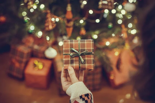 Žena Dává Dárkovou Krabici Pod Vánoční Stromek Dárek Pro Rodinu — Stock fotografie