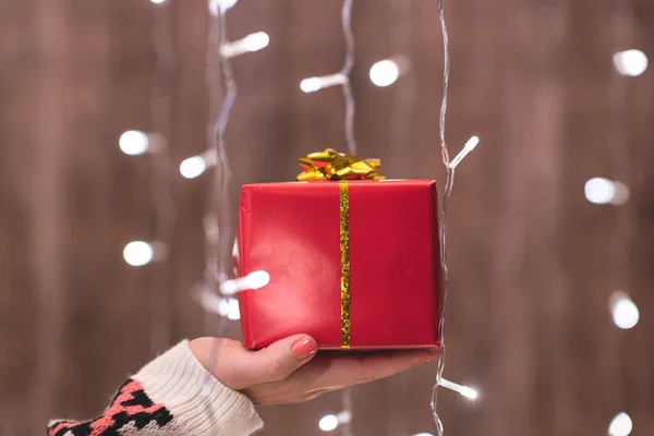 Mulher Mão Segurando Caixa Presente Através Grinalda Brilhante Natal — Fotografia de Stock