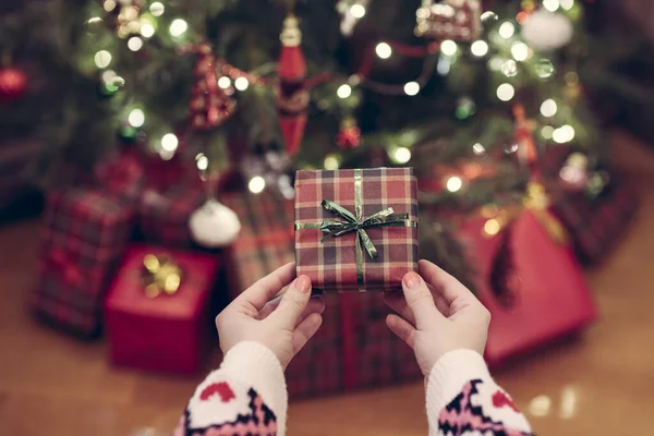 Mulher Colocando Caixa Presente Debaixo Árvore Natal Presentes Para Família — Fotografia de Stock