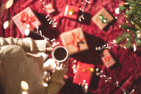 Женщина Чашкой Горячего Шоколада Обертыванием Рождественских Подарочных Коробок Семьи Пушистой — стоковое фото