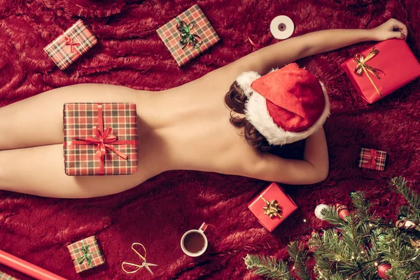 Vista Dall Alto Della Donna Nuda Nel Cappello Babbo Natale — Foto Stock