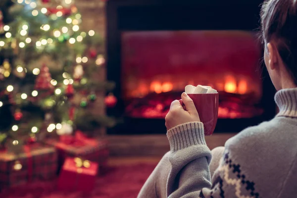 Vrouw Met Warme Cacao Marshmallow Zit Warmt Winters Bij Open — Stockfoto