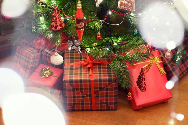 Banyak Kotak Hadiah Bawah Pohon Natal Setumpuk Cahaya Hadiah Untuk — Stok Foto