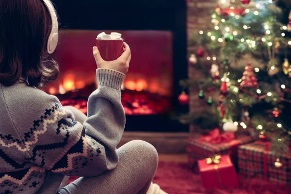 Vrouw Met Koptelefoon Met Warme Chocolademelk Marshmallow Zittend Verwarmend Winters — Stockfoto