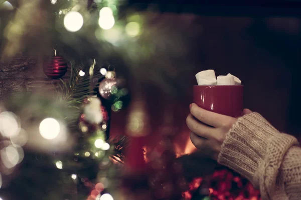 Vrouw Hand Met Kopje Warme Chocolademelk Marshmallow Zit Warmt Winters — Stockfoto