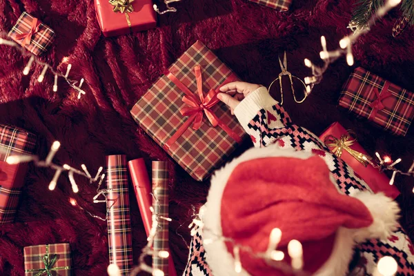 Pemandangan Utama Wanita Dengan Topi Santa Claus Merah Membungkus Kotak — Stok Foto