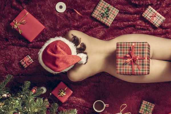 Bovenaanzicht Van Naakte Vrouw Kerstman Hoed Liggend Pluizig Ruitje Buurt — Stockfoto