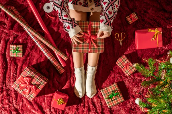 Bovenaanzicht Van Vrouw Met Kerst Geschenkdoos Knieën Vrouwelijke Verpakking Geschenken — Stockfoto