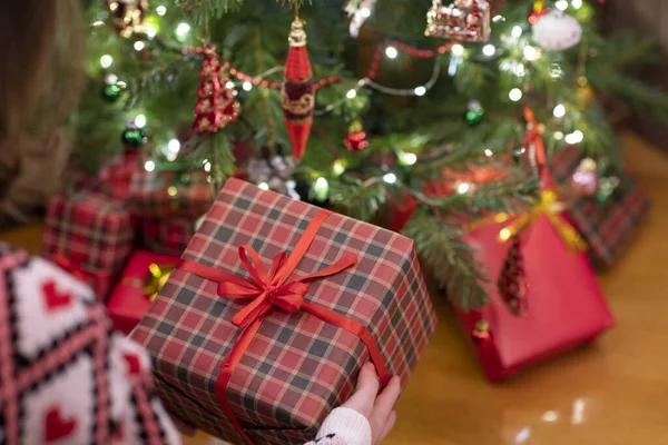 Žena Dává Dárkovou Krabici Pod Vánoční Stromek Dárek Pro Rodinu — Stock fotografie