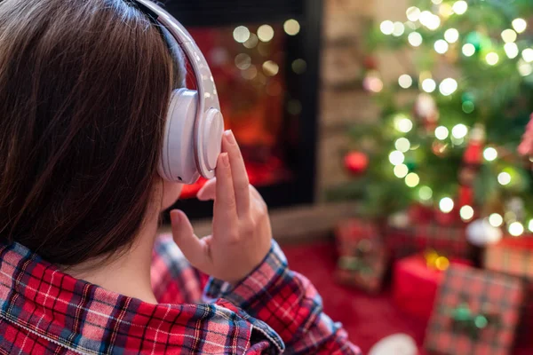 Vrouw Pyjama Hoofdtelefoon Zit Verwarmt Winters Bij Open Haard Vlam — Stockfoto