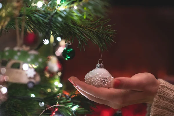 Frau Schmückt Zweige Des Weihnachtsbaums Mit Spielzeug Hause Kamin Zugeschnitten — Stockfoto