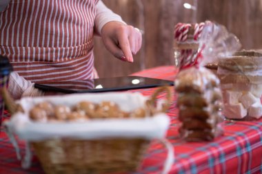 Noel, yeni yıl pastanesi. Zencefilli kurabiye, tatlı, küçük, rahat bir kafede marşmelov satan kadın garson..
