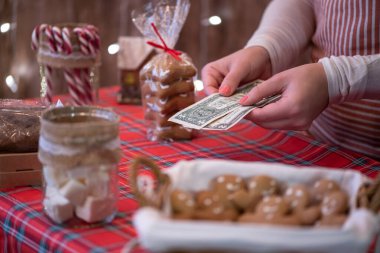 Noel, yeni yıl pastanesi. Kadın garson bize dolar sayıyor zencefilli kurabiye, şeker, lokum satıyor küçük, rahat bir kafede.