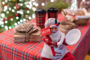 Noel Baba oyuncağı, yeni yıl pastanesinde tabakla karşılanıyor. Zencefilli çörek, şekerlemeler, kurabiyeler, küçük bir kafede sıcak çikolata. Ev yapımı fırın.