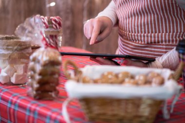 Noel, yeni yıl pastanesi. Zencefilli kurabiye, tatlı, küçük, rahat bir kafede marşmelov satan kadın garson..