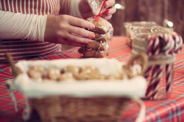 Noel pastanesi. Kadın satıcı, zencefilli çörek satan garson, lokum, kurabiye, şeker, küçük bir kafede şeker satan. Kırpılmış