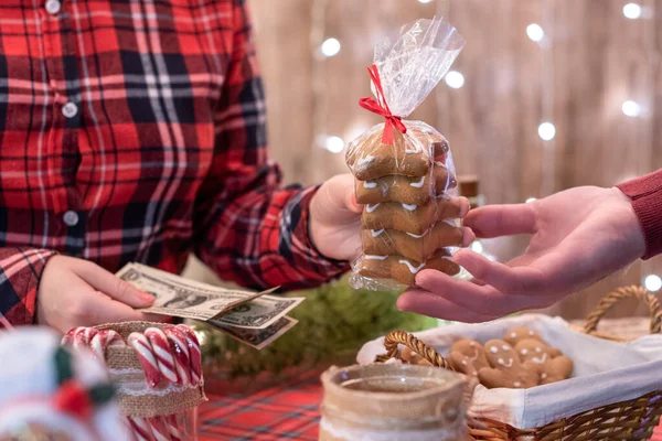 Cliente Homem Comprando Doces Natal Padaria Dando Dólares Para Vendedor — Fotografia de Stock