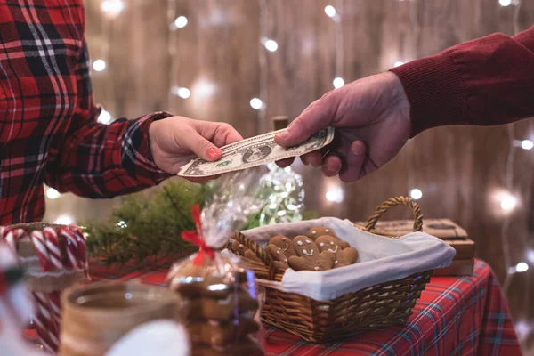 Mann Kauft Beim Bäcker Weihnachtsbonbons Und Übergibt Der Verkäuferin Dollars — Stockfoto