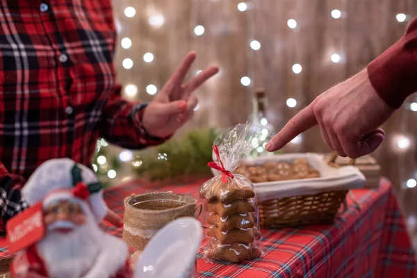 Cliente Homem Comprando Doces Apontando Dedo Biscoitos Gengibre Padaria Natal — Fotografia de Stock