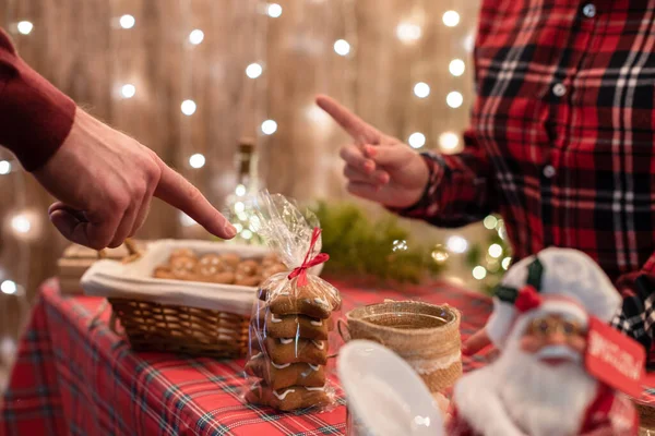 Cliente Homem Comprando Doces Apontando Dedo Biscoitos Gengibre Padaria Natal — Fotografia de Stock