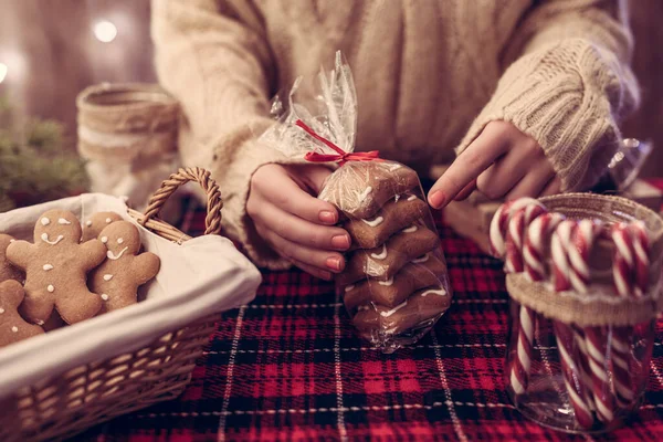 Uma Pastelaria Natal Mulher Vendedor Garçonete Vendendo Biscoitos Gengibre Doces — Fotografia de Stock