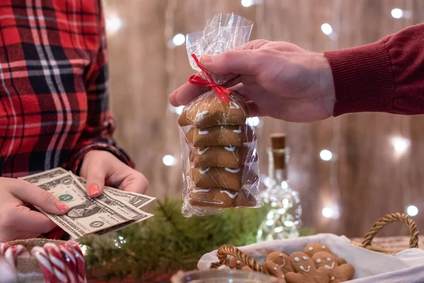 Mann Kauft Beim Bäcker Weihnachtsbonbons Und Übergibt Der Verkäuferin Dollars — Stockfoto