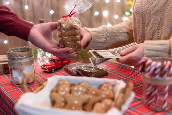 Cliente Homem Comprando Doces Natal Padaria Dando Dólares Para Vendedor — Fotografia de Stock