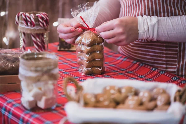 Christmas Pastry Shop Woman Seller Waitress Selling Gingerbread Marshmallows Cookies — Stock Photo, Image