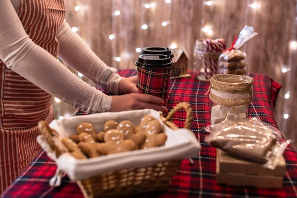 Uma Pastelaria Natal Mulher Vendedor Garçonete Vendendo Chocolate Quente Copo — Fotografia de Stock