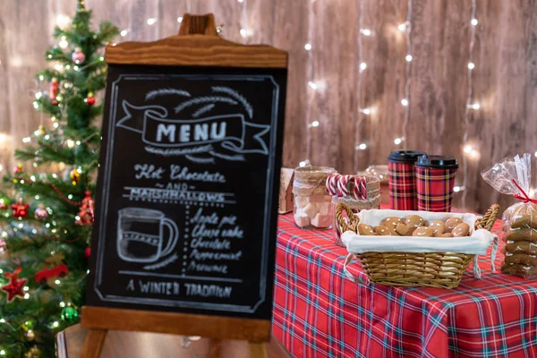 Uma Pastelaria Natal Mulher Vendedor Garçonete Vendendo Pão Gengibre Marshmallows — Fotografia de Stock