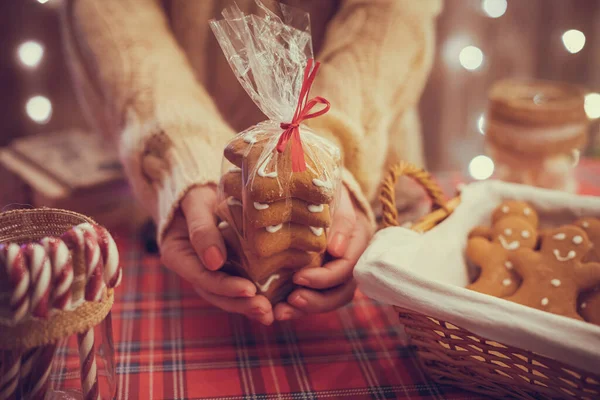 Uma Pastelaria Natal Mulher Vendedor Garçonete Vendendo Biscoitos Gengibre Doces — Fotografia de Stock