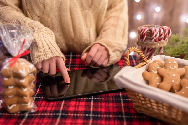 Uma Pastelaria Natal Mulher Vendedor Garçonete Usando Laptop Vendendo Pão — Fotografia de Stock