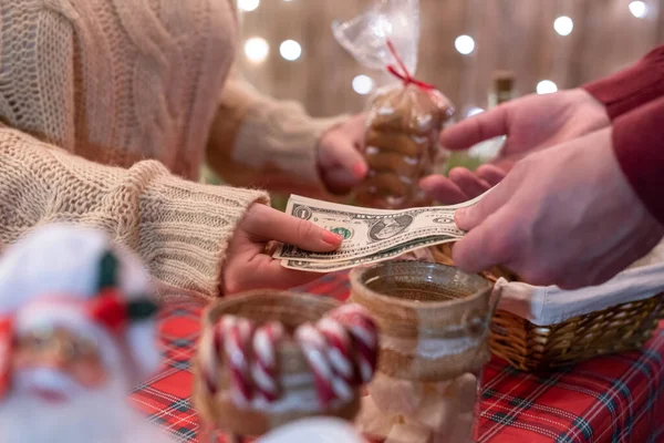 Hombre Cliente Compra Dulces Navidad Panadería Dando Dólares Mujer Vendedor — Foto de Stock