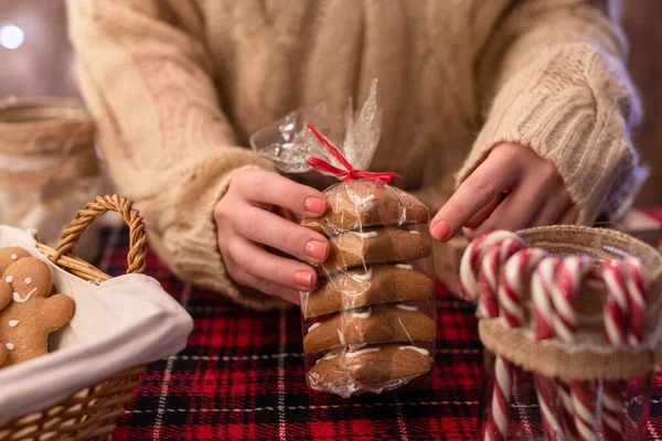 Uma Pastelaria Natal Mulher Vendedor Garçonete Vendendo Biscoitos Gengibre Doces — Fotografia de Stock