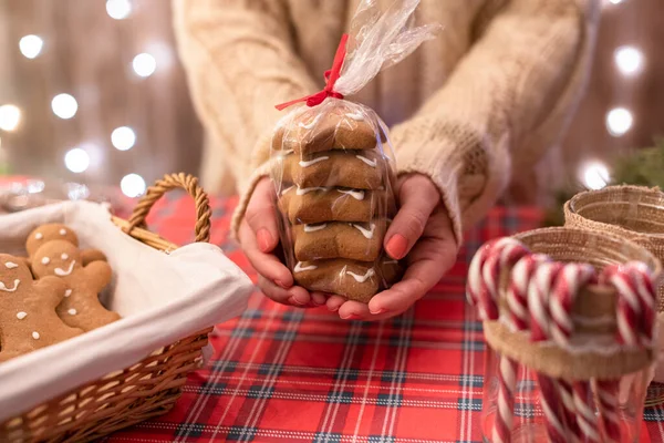 Uma Pastelaria Natal Mulher Vendedor Garçonete Vendendo Biscoitos Gengibre Doces — Fotografia de Stock