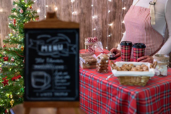 Uma Pastelaria Natal Mulher Vendedor Garçonete Vendendo Pão Gengibre Marshmallows — Fotografia de Stock