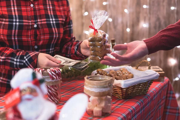 Hombre Cliente Compra Dulces Navidad Panadería Dando Dólares Mujer Vendedor — Foto de Stock