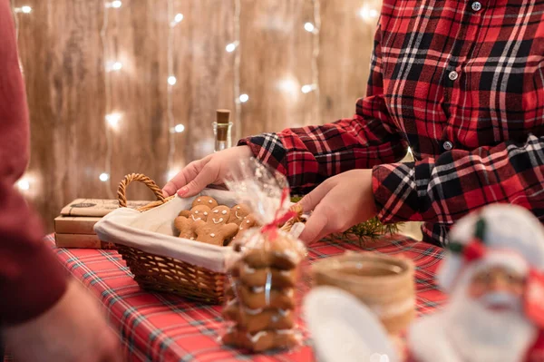 Mulher Vendedor Mostrando Uma Cesta Pão Gengibre Doces Padaria Deitado — Fotografia de Stock