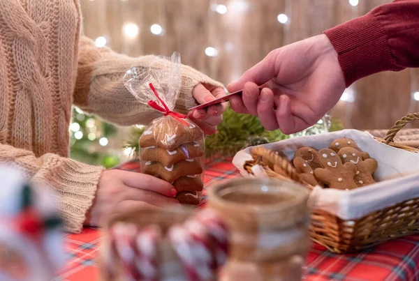 Cliente Homem Comprando Doces Natal Pão Gengibre Padaria Dando Cartão — Fotografia de Stock