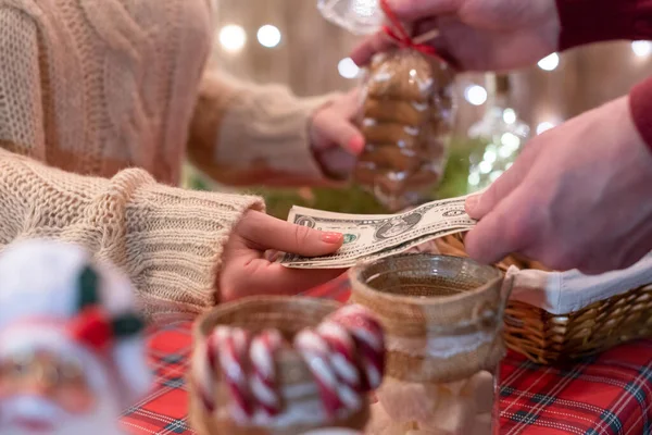 Mann Kauft Beim Bäcker Weihnachtsbonbons Und Übergibt Der Verkäuferin Dollars — Stockfoto