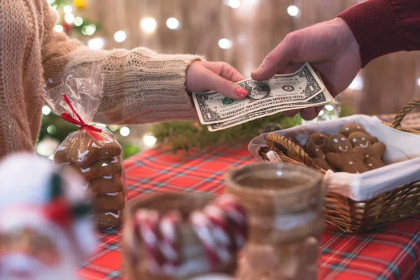 Cliente Uomo Che Compra Dolci Natale Presso Panetteria Dando Dollari — Foto Stock