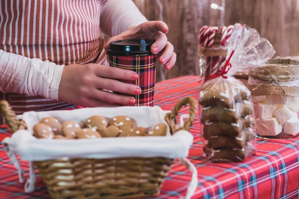 Uma Pastelaria Natal Mulher Vendedor Garçonete Vendendo Chocolate Quente Copo — Fotografia de Stock