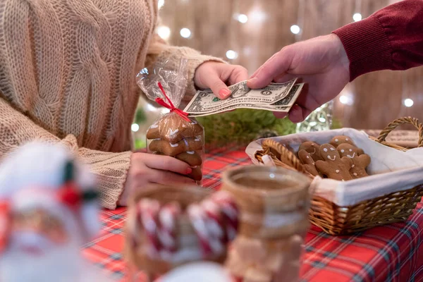 Hombre Cliente Compra Dulces Navidad Panadería Dando Dólares Mujer Vendedor — Foto de Stock