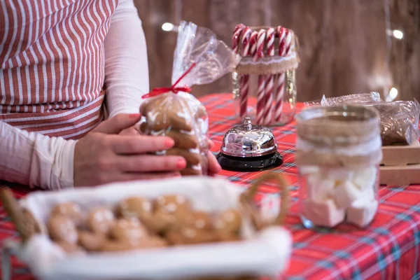 Uma Pastelaria Natal Mulher Vendedor Garçonete Tocar Sino Para Avisar — Fotografia de Stock