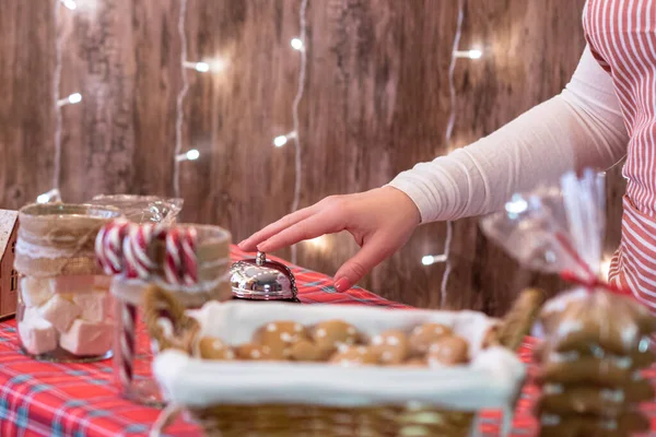 Uma Pastelaria Natal Mulher Vendedor Garçonete Tocar Sino Para Avisar — Fotografia de Stock